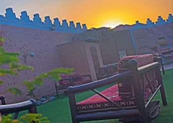استراحة بإطلالة على مسبح وجبل
