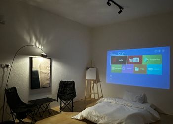 استوديو بتصميم عصري مع ستاند رسم وجلسة رايقة