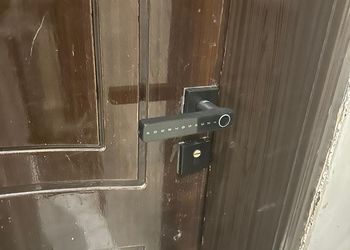 شقة بثلاثة غرف نوم ومجلس