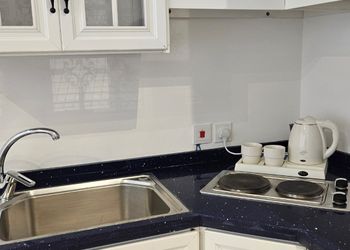 شالية بطابع يوناني وسرير اعمدة