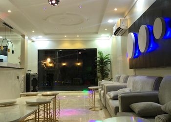 شاليه بصالة مطلة على الفناء الخارجي