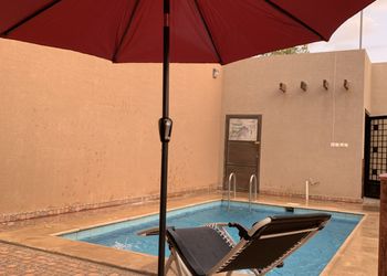 شاليه بجلسة تطل على مسبح خارجي 