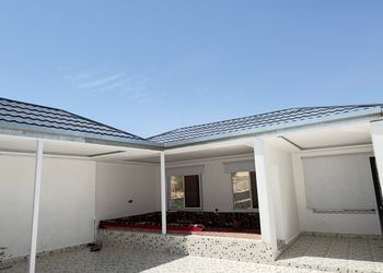 استراحة بمجالس واسعة وفناء خارجي