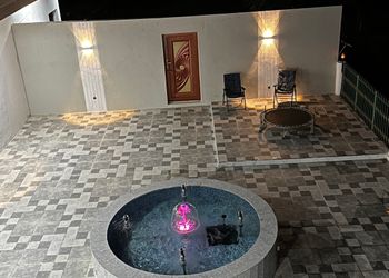 استراحة بمجلس وفناء خارجي 