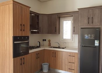 شاليه بمسطح اخضر ومسبح 