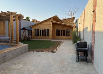 شاليه بمسبح العاب مائية و مسطح اخضر