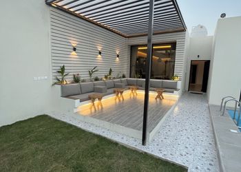 شالية مودرن بجلسة مطلة على المسبح 