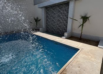 استراحة بمسطح اخضر وجلسه خارجيه