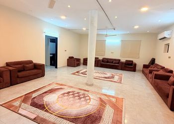 استراحة بمسبح خارجي وجلسة خارجية