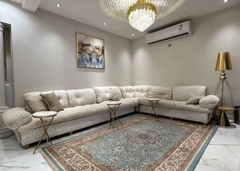 استراحة بجلسة مطلة على مسبح 