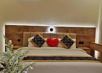 غرفة بسرير ماستر و اثاث مريح