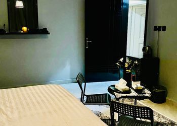 غرفة بسرير ماستر