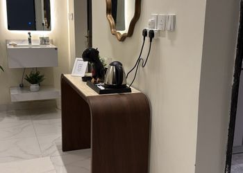 شفة ارضية فاخر بمدخل وكراج مستقل