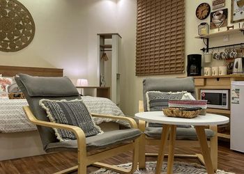 غرفة بأثاث مريح وبسيط 