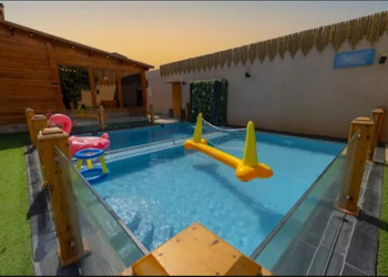 شاليه بجلسة مطلة على المسبح