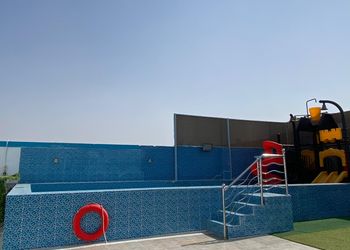 استراحة بمسطح اخضر وجلسة خارجية