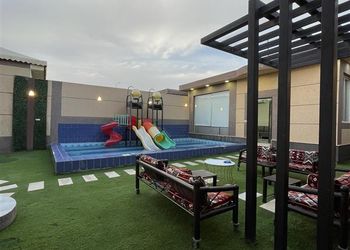 شاليه بألعاب مائية وجلسة خارجية