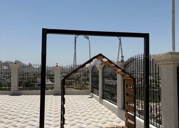 كوخ بصالة وثلاث غرف نوم وإطلالة