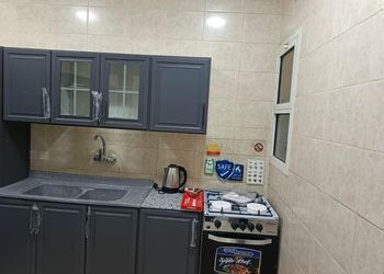 شقة بغرفة معيشة وغرفتين نوم 