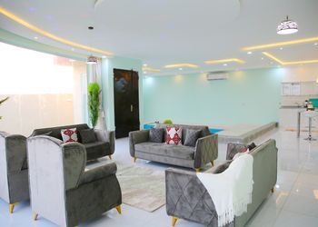 شاليه بمسطح اخضر وجلسة خارجية