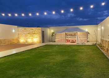 شاليه بمسطح اخضر وصالة
