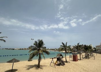 شقة بصالة مطلة  على البحر 