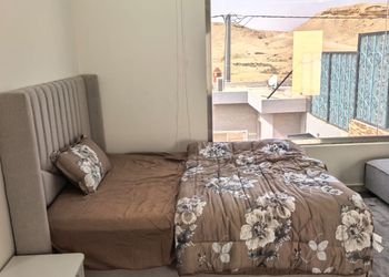 شاليه بصالة مطلة على المسبح 