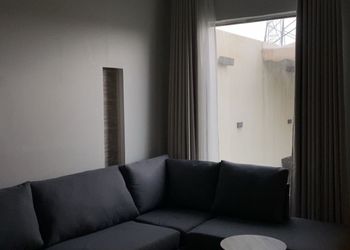 شاليه بمسطح اخضر ومسبح 