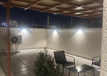 شقة بصالة وثلاث غرف نوم