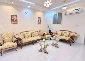 شقة بصالة جلوس وثلاث غرف نوم 
