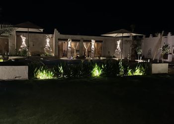 استراحة بمسبح خارجي ومسطح اخضر