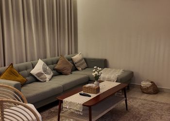 استديو باثاث مريح وبسيط 
