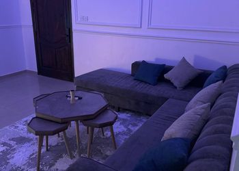 شقة بغرفتين نوم وصالة وبروجكتر