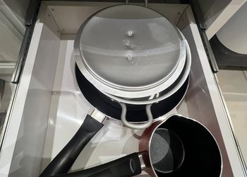 استديو بأثاث مريح وبسيط 