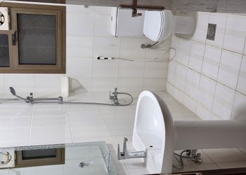 شقة بصالة وثلاث غرف نوم