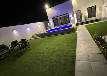 شاليه بمسبح ومسطح اخضر