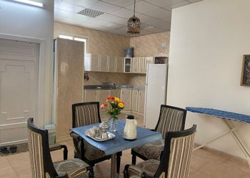 مزرعة بإطلالة جبلية واشجار 