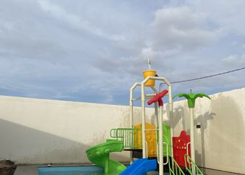 كوخ بجلسة مطلة على المسبح 