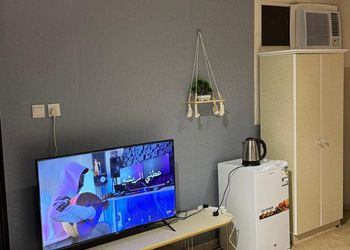 استديو بأثاث مريح وبسيط 