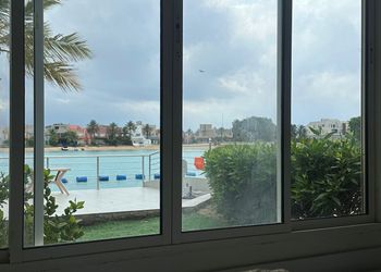 شاليه بصالة مريحة وإطلالة مميزة 