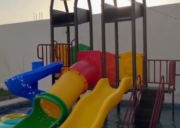شاليه بمجالس مريحة ومسبح خارجي 