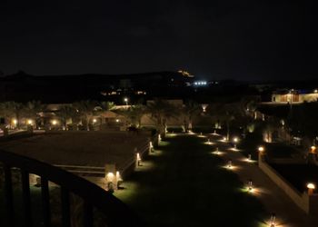 مزرعة بجلسة خارجية واسطبل خيل