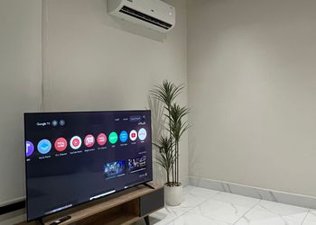 شقة بصالة مريحة وغرفتين نوم 