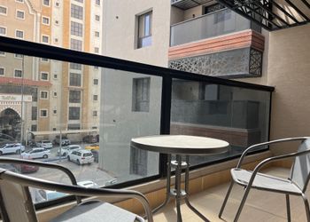 شقة بثلاث غرف نوم وصالة