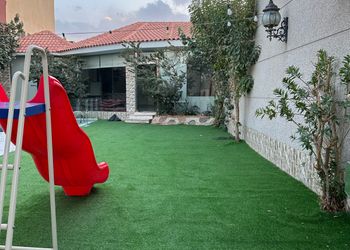 شاليه بمسطح اخضر  وجلسة خارجية