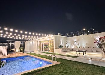شاليه بجلسة تطل على مسبح خارجي 