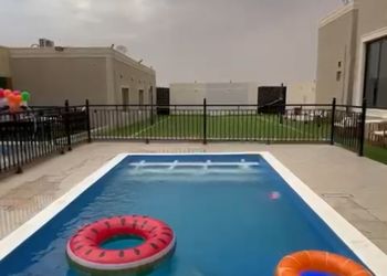 استراحة عائلية بمسبح و جلسة خارجية