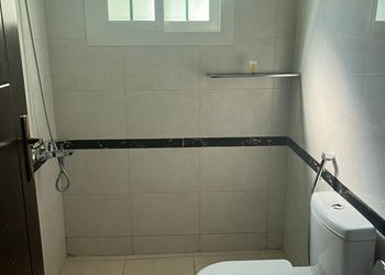 شاليه بمسطح اخضر وجلسة خارجية 