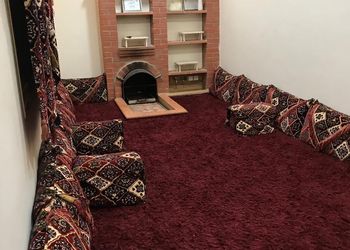 شاليه بمسطح اخضر وجلسة خارجية 