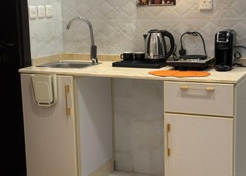 استديو بأثاث مريح وبسيط 